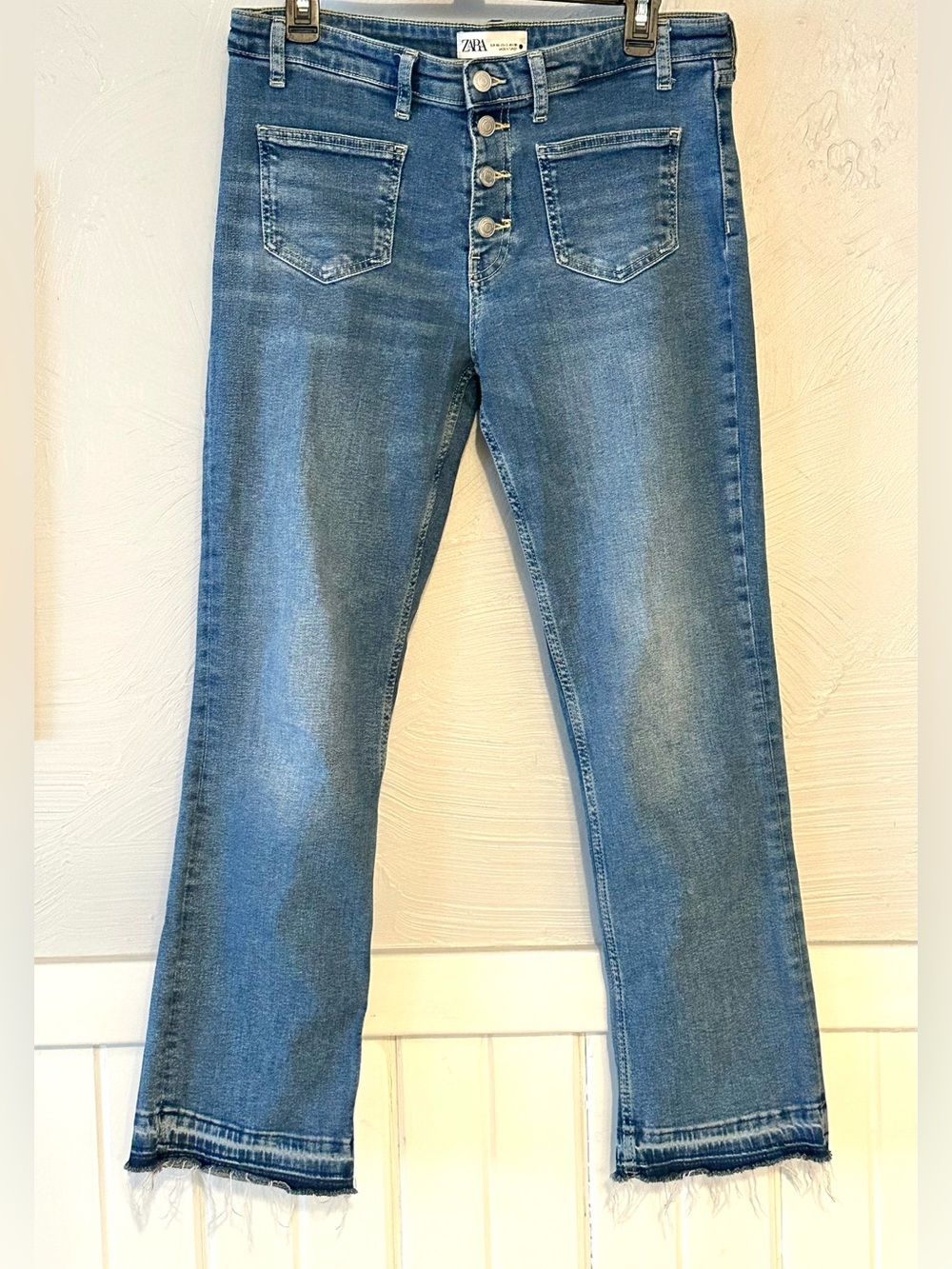 Zara High-Rise Jeans Button-Front Straight Blue Raw Hem Meduim Wash Size 8